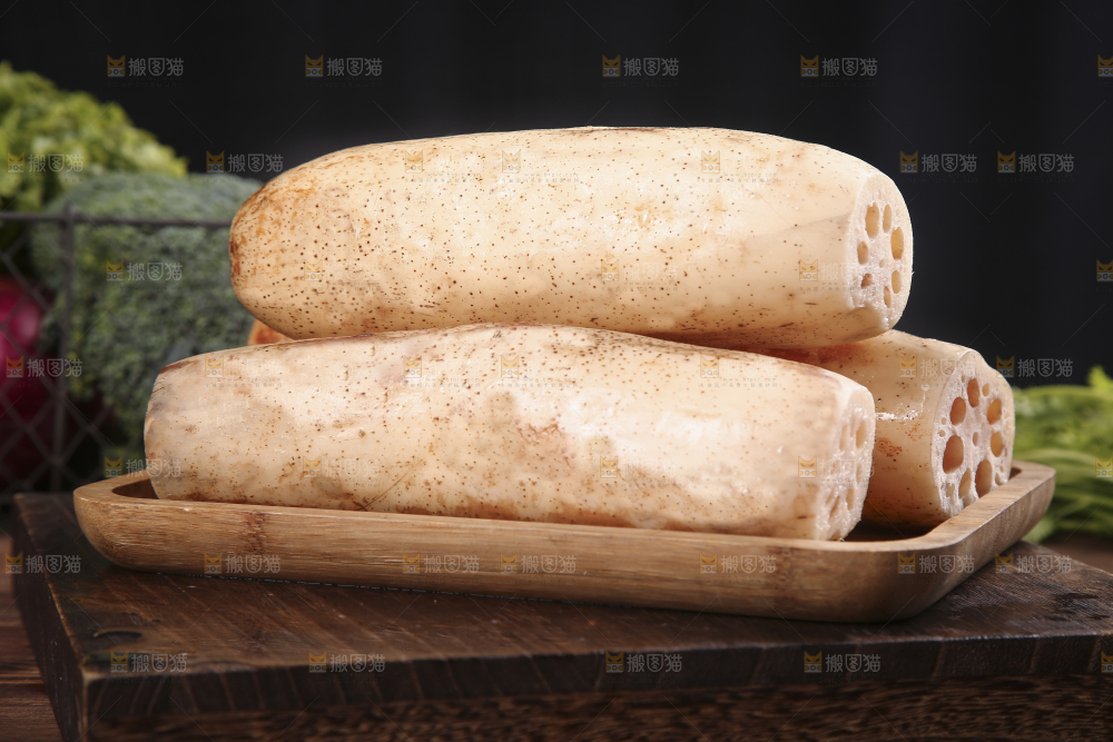 案板上摆放着一盘新鲜莲藕