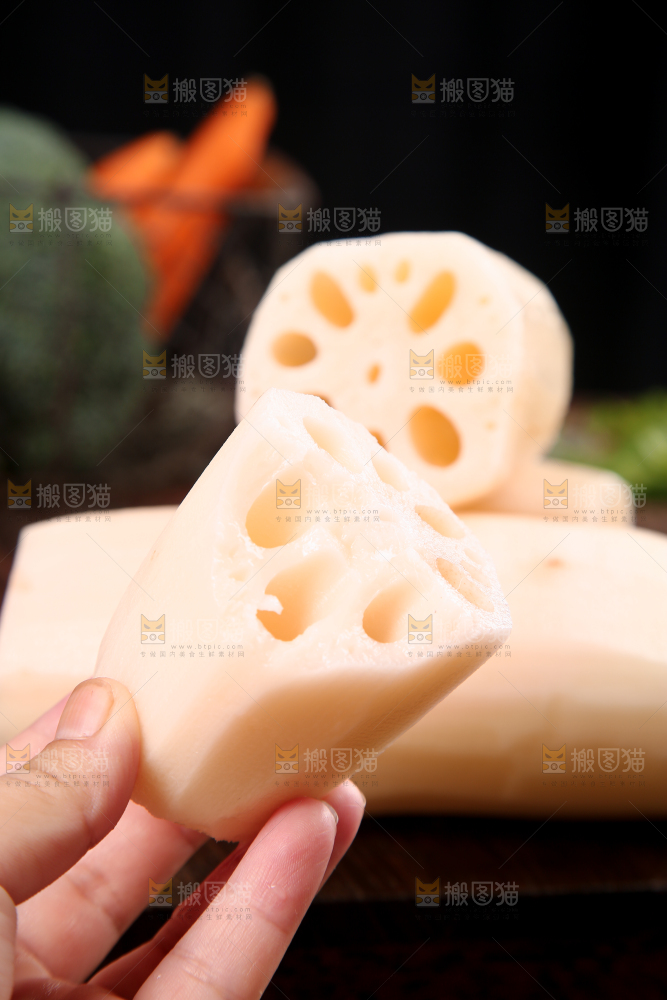 手里拿着粉藕