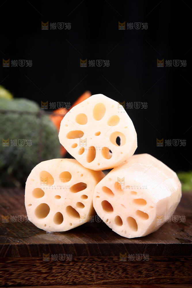 木底上的莲藕