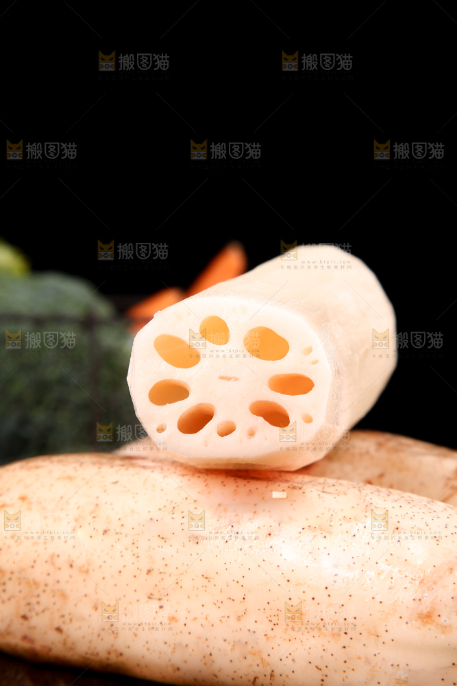 一堆新鲜粉藕