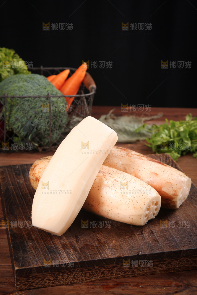 案板上摆放着莲藕