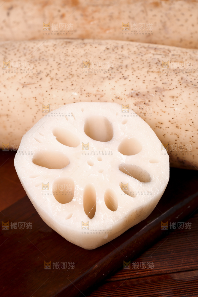 木底上的粉藕