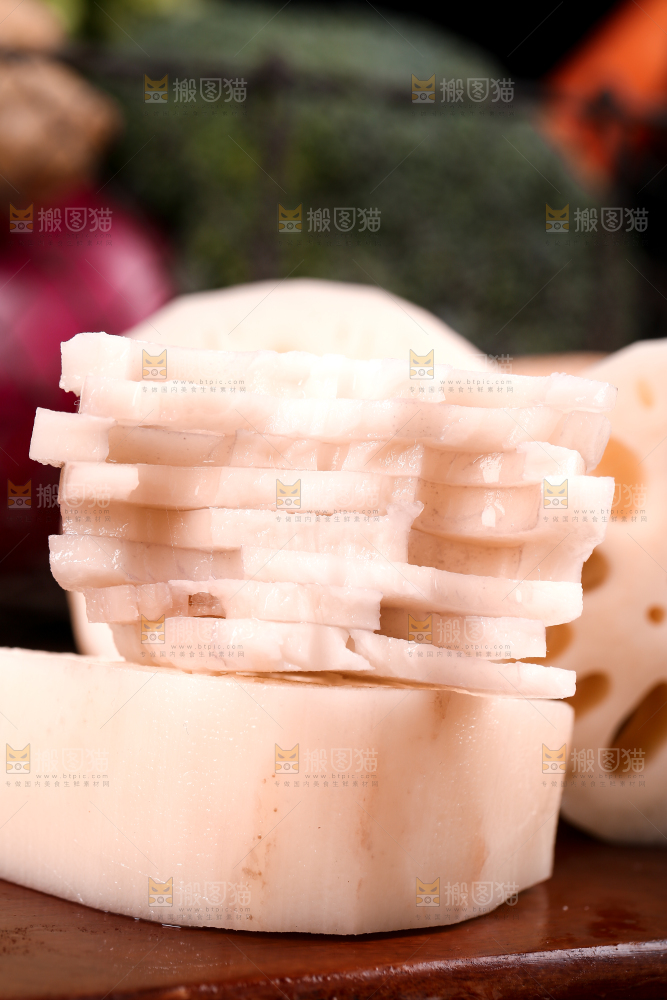 木底上切块的莲藕