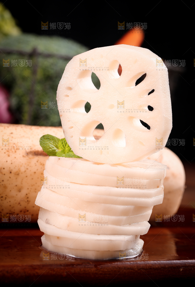 木板上放着莲藕和藕片