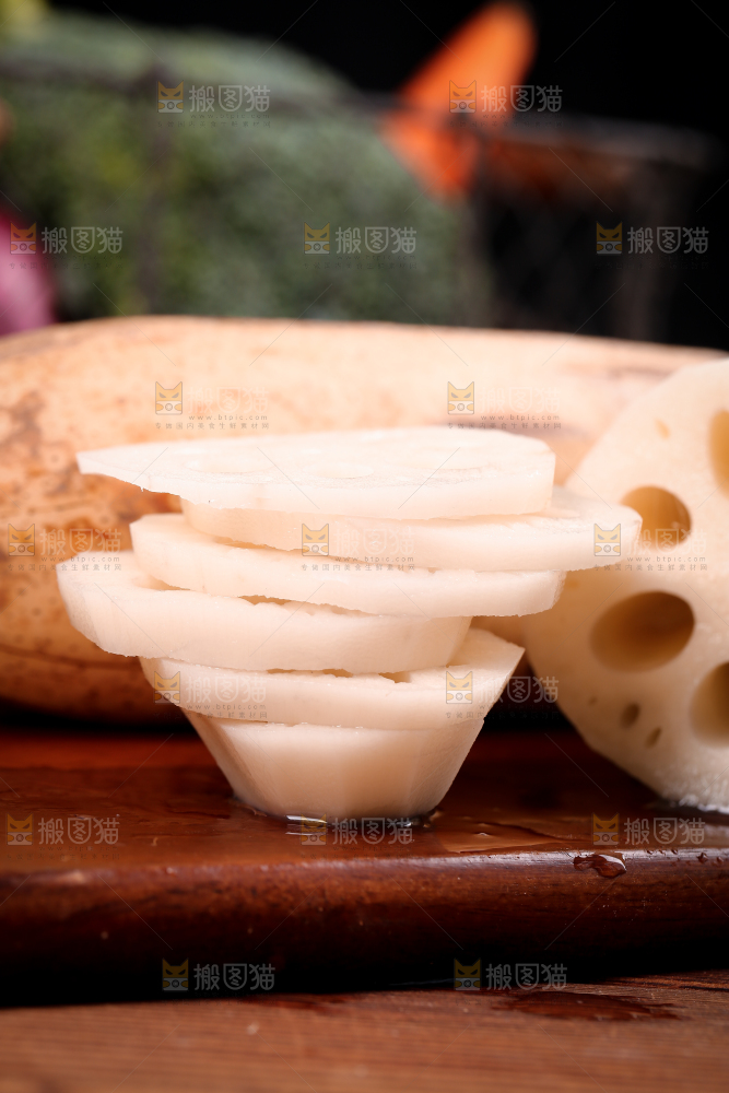 木板上放着莲藕