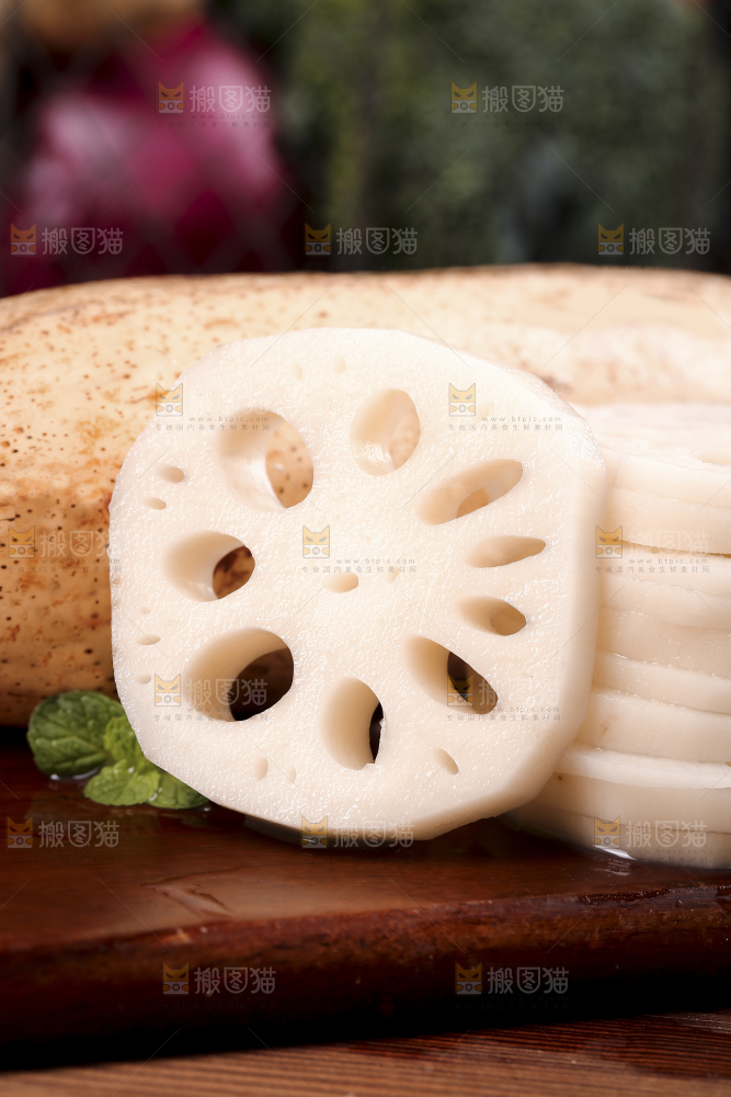 木板上放着莲藕和藕片
