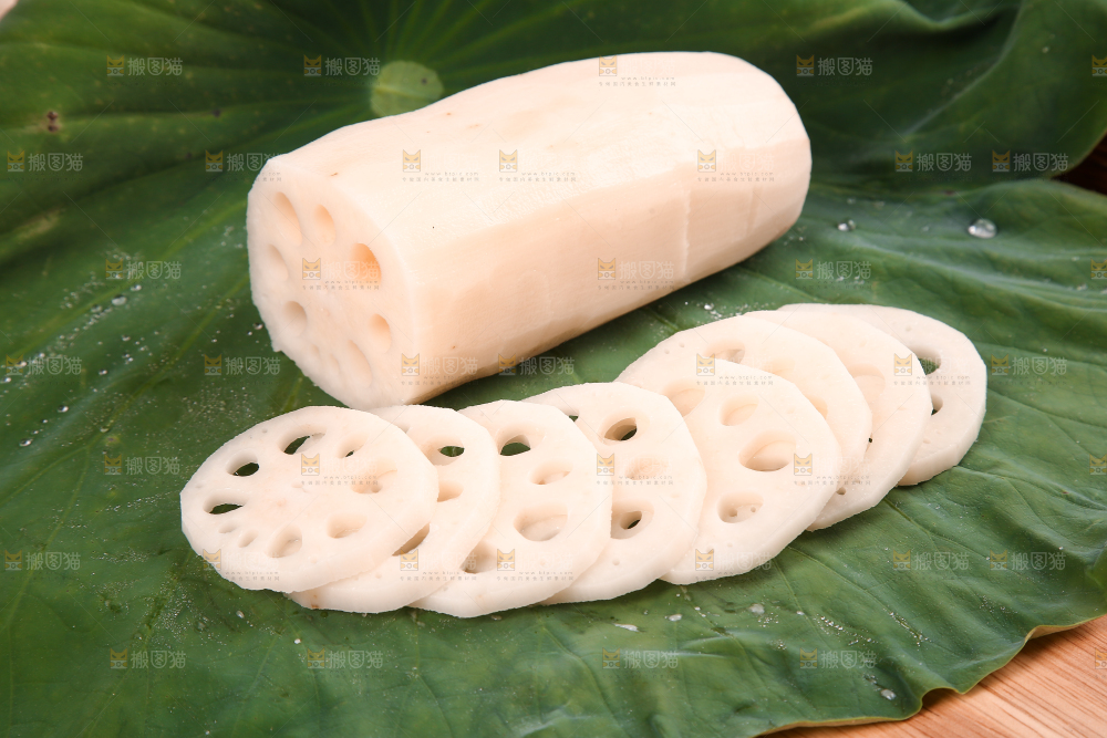 荷叶上的莲藕和藕片