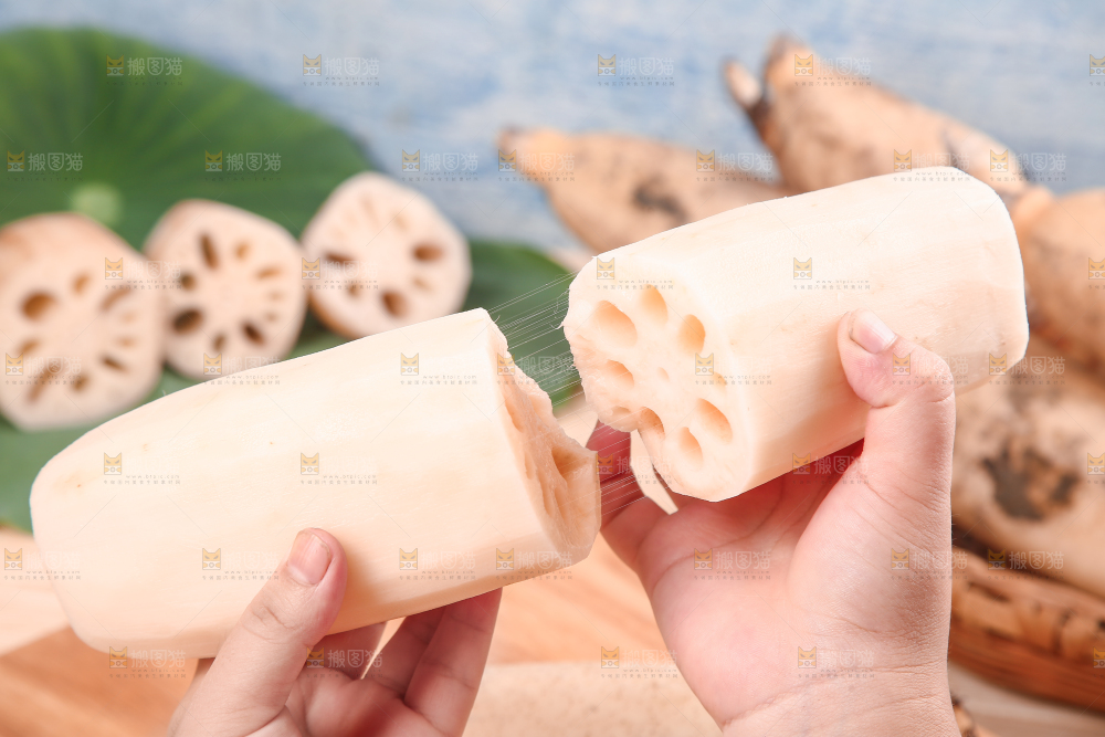 手上拿着两节莲藕