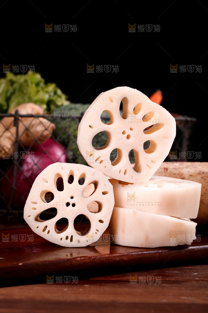 木底上切块的莲藕
