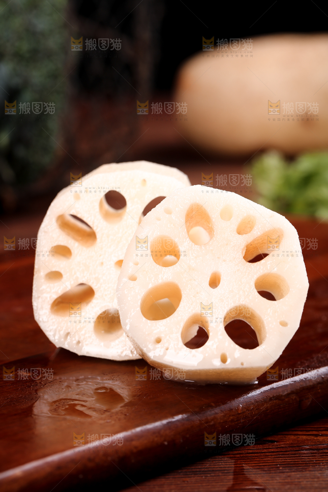 木底上的粉藕