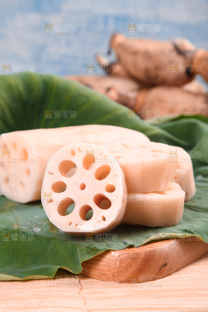 荷叶上切块的洪湖莲藕