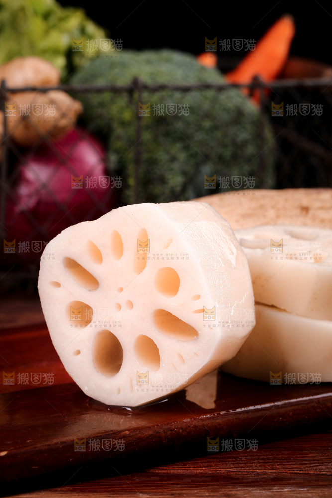 木底上切块的莲藕
