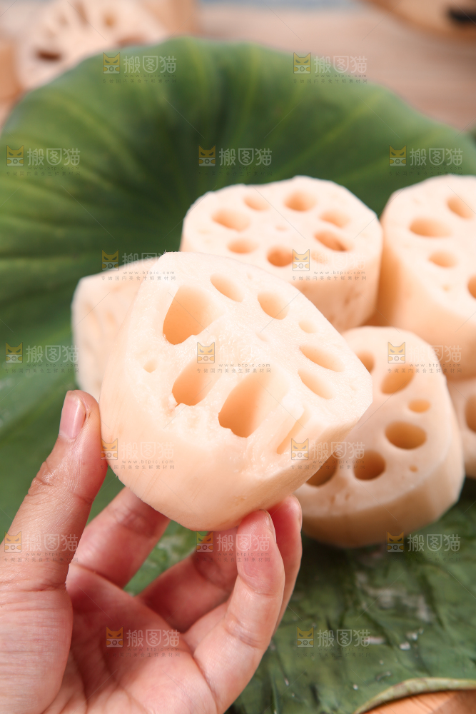 手里拿着莲藕