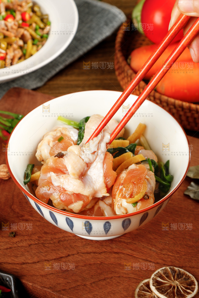 筷子上夹着小鸡腿