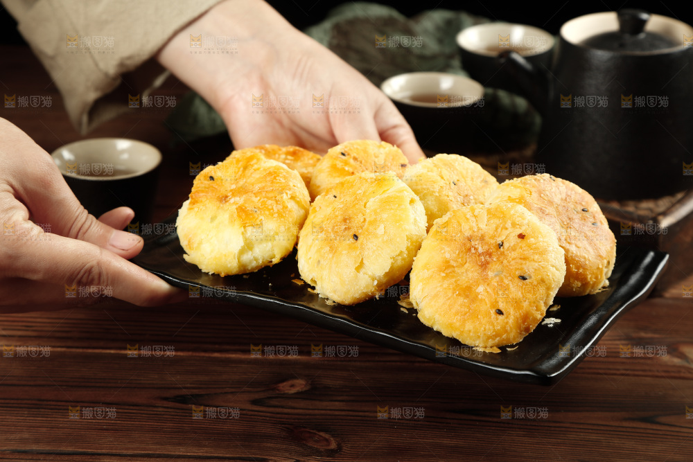 手里端着一盘酥饼