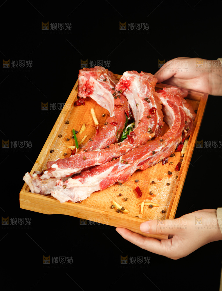 木板上放着腌制过的排骨