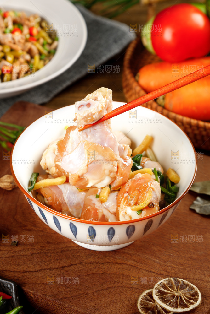 筷子上夹着小鸡腿