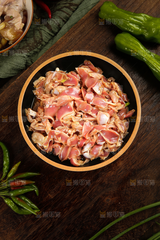 碗里腌制的鸡胗