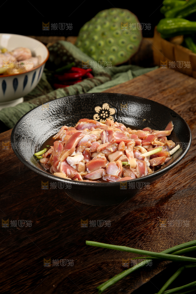 碗里腌制的鸡胗