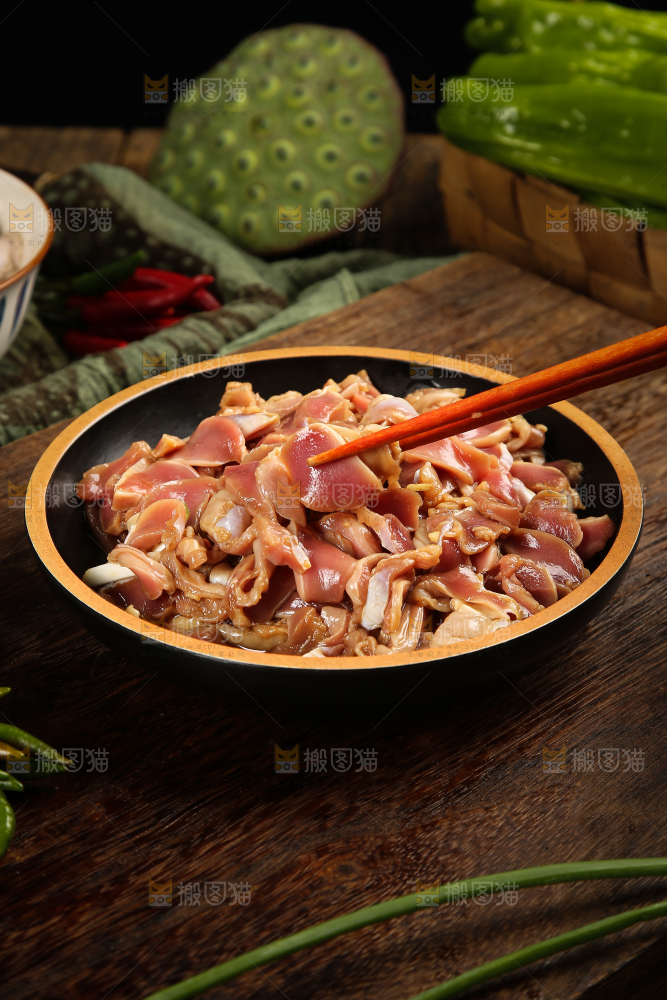 碗里腌制的鸡胗