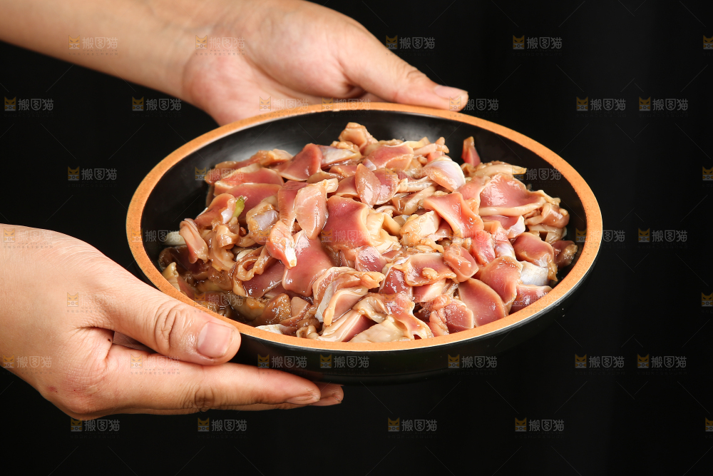 碗里腌制的鸡胗