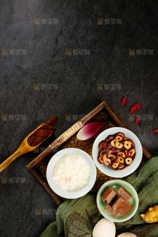 黑底上摆放着红枣酒酿汤圆食材