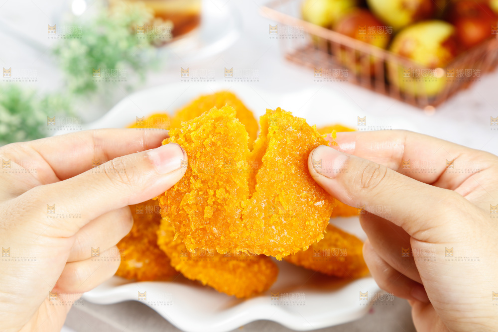 手里拿着南瓜饼