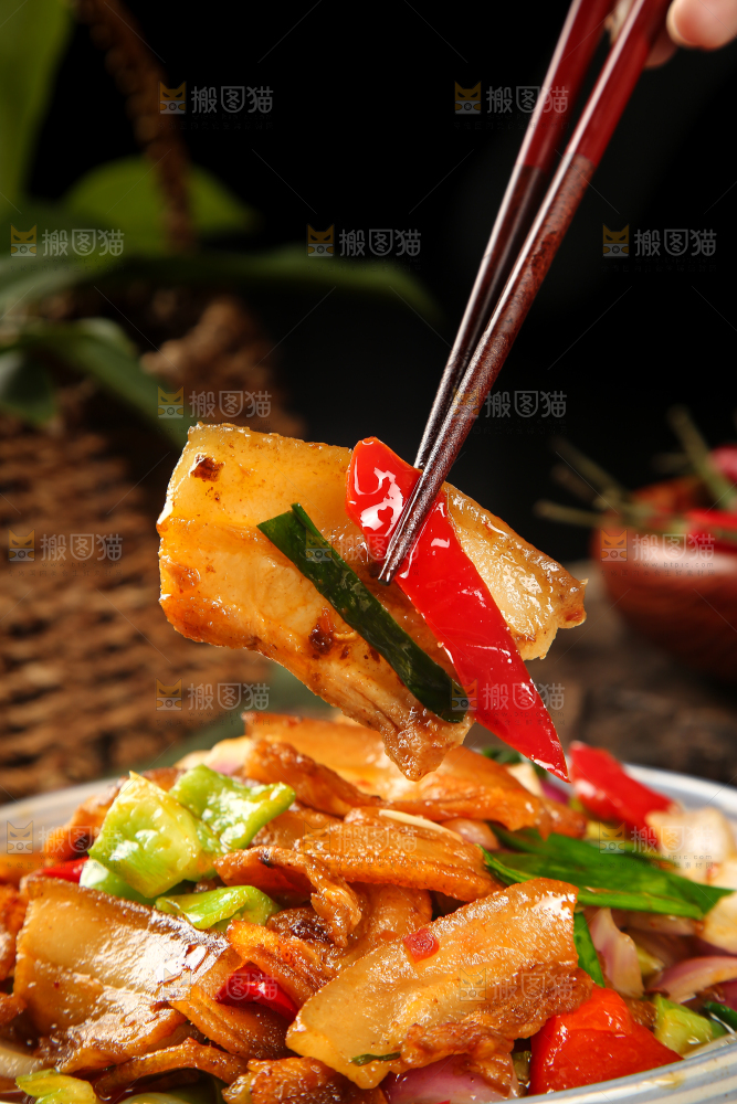 筷子上夹着小炒回锅肉