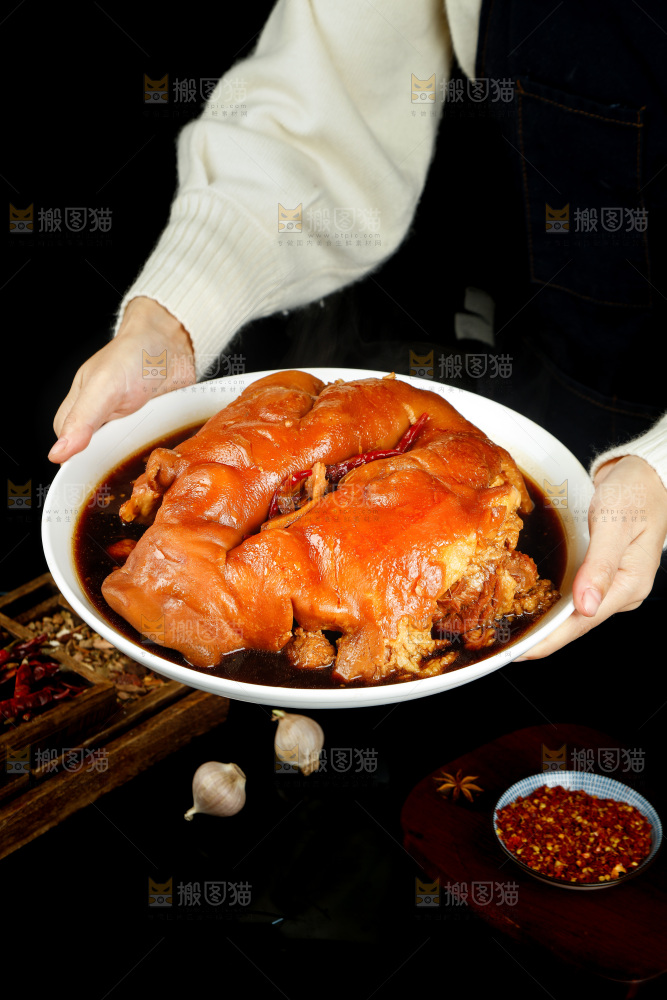 手里端着一盘猪头肉