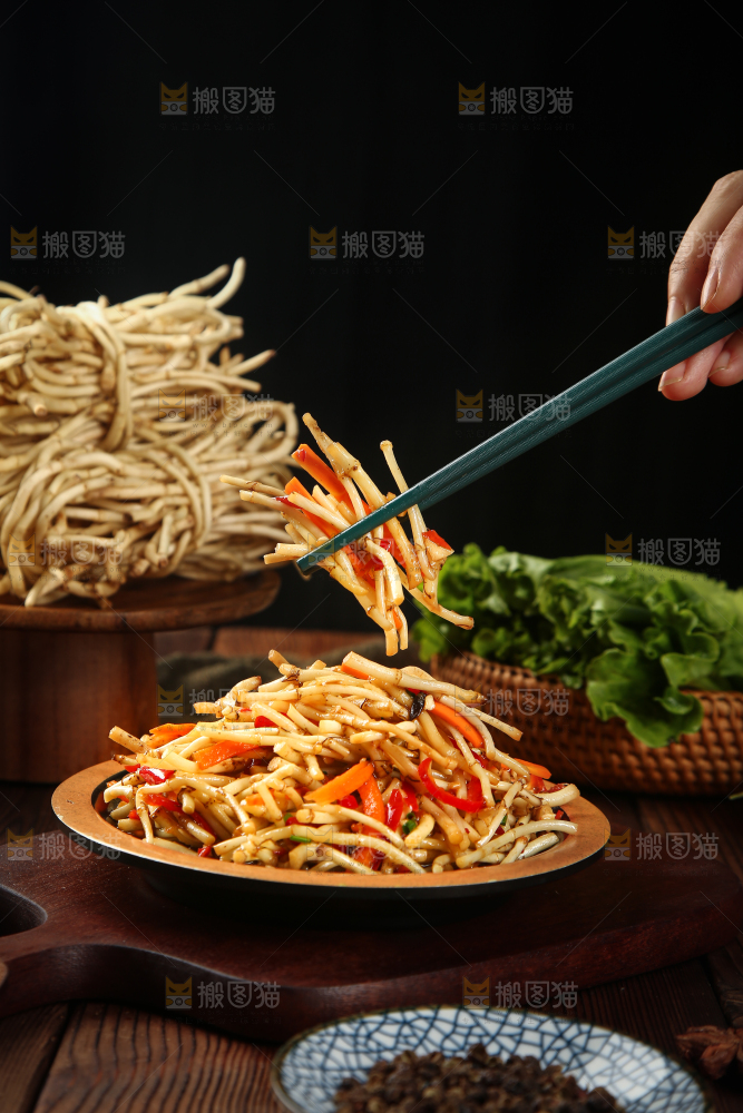 筷子上夹着凉拌鱼腥草