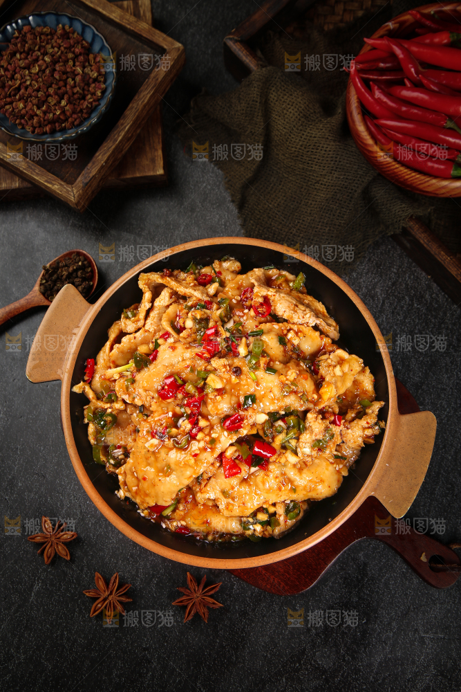 深底上放着一盘水煮肉片