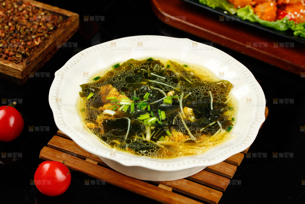 深底上放着一盘裙带肉沫汤