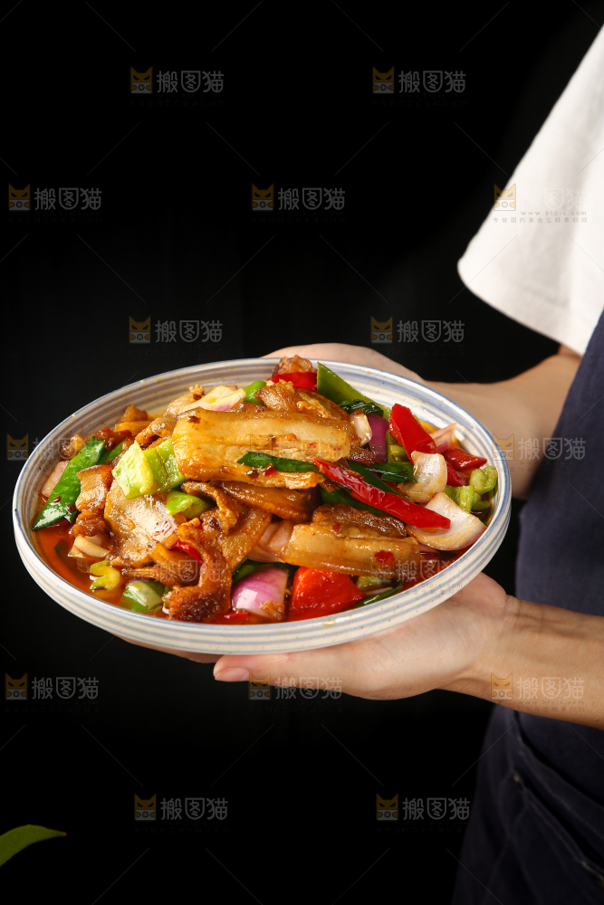 手里端着一盘川香回锅肉