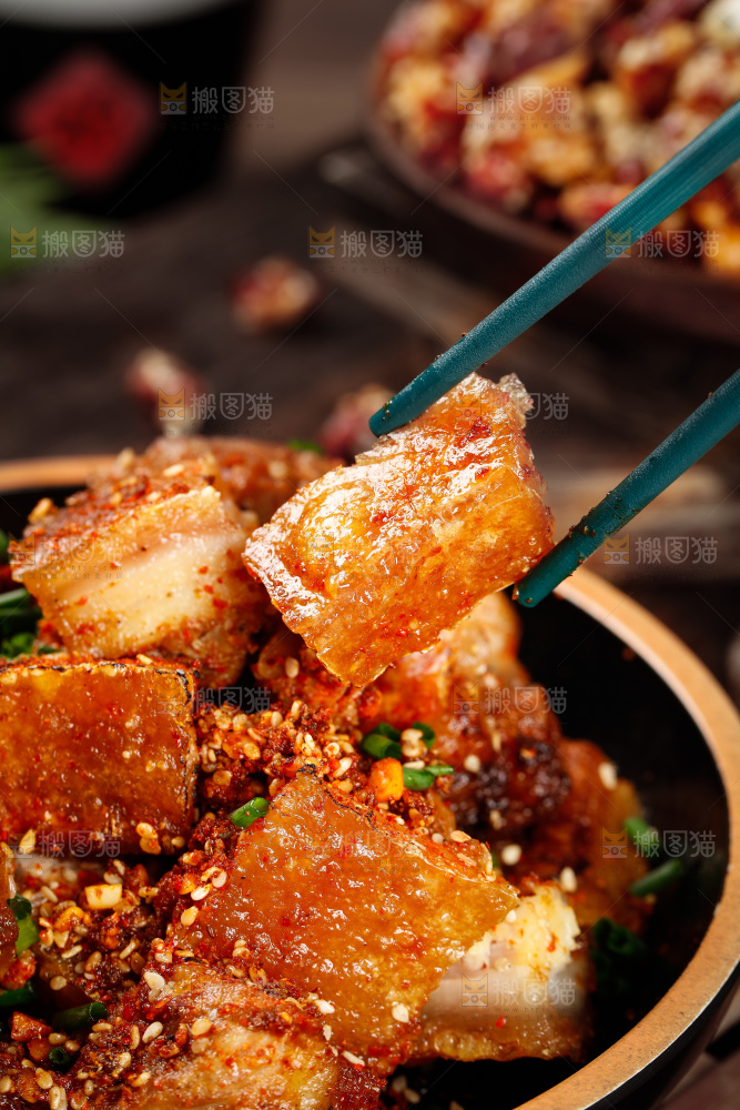筷子上夹着烤肉