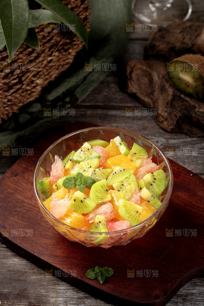 木板放着一碗混合水果果肉
