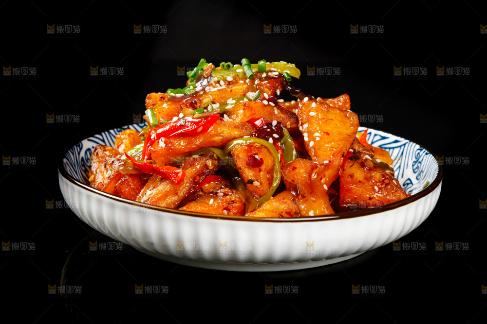 黑底上放着一盘红烧米豆腐