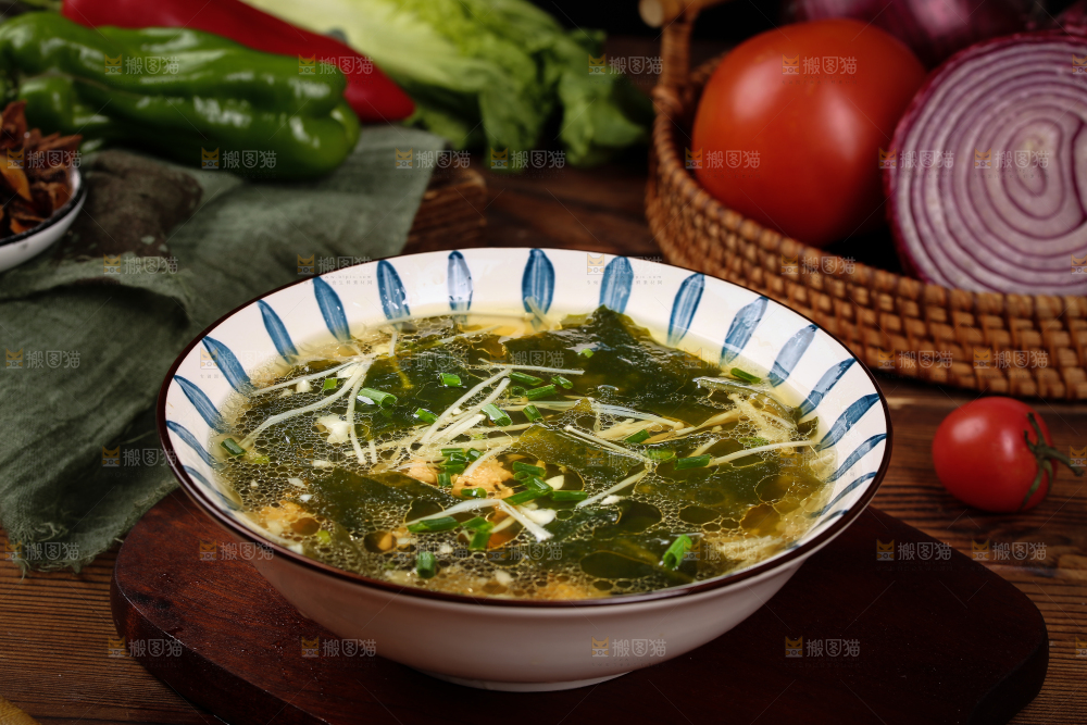 木底上一盘裙带肉沫汤