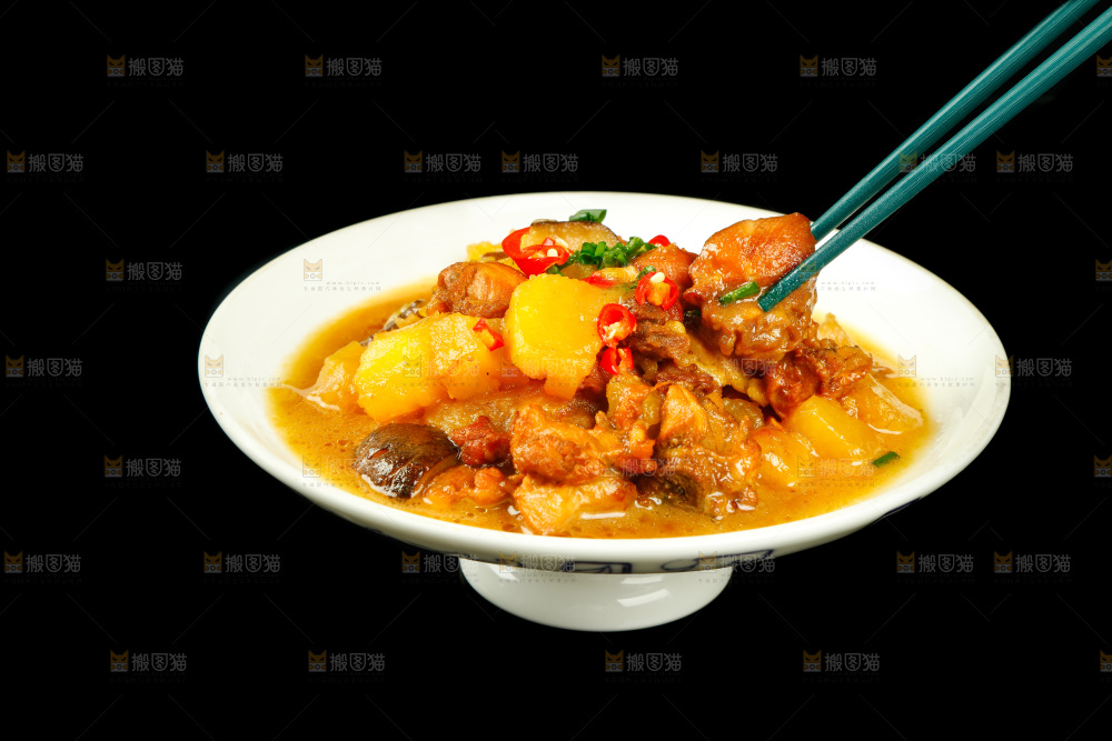 筷子上夹着黄焖鸡
