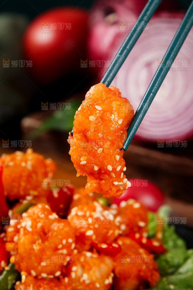 筷子上夹着咕咾肉