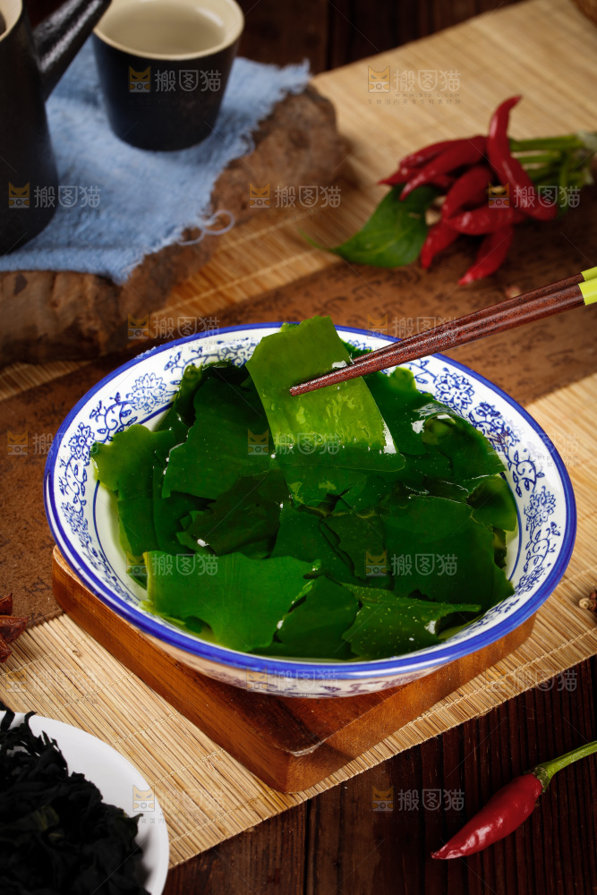 筷子上夹着裙带菜