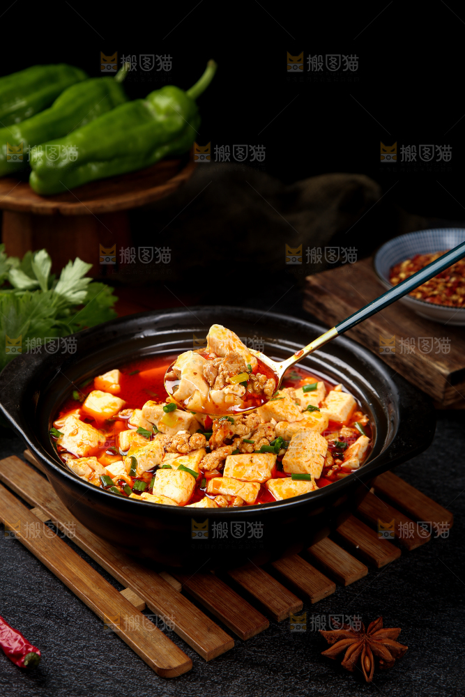 勺子上舀着肉沫豆腐
