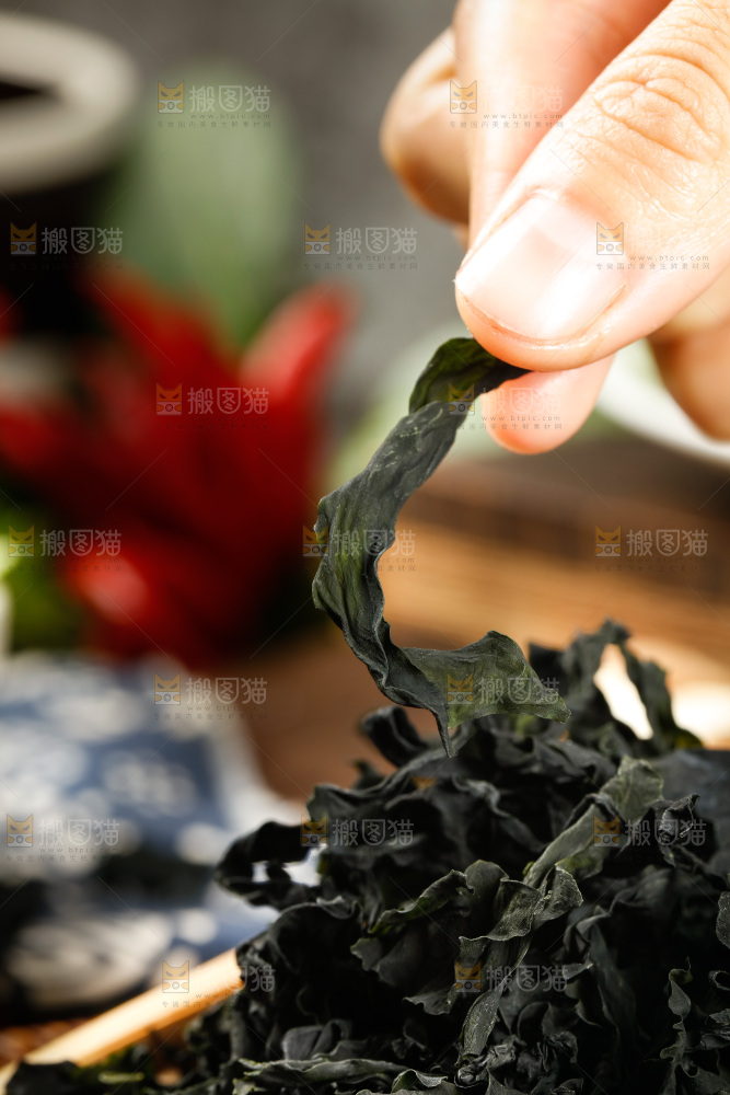 手里拿着裙带菜
