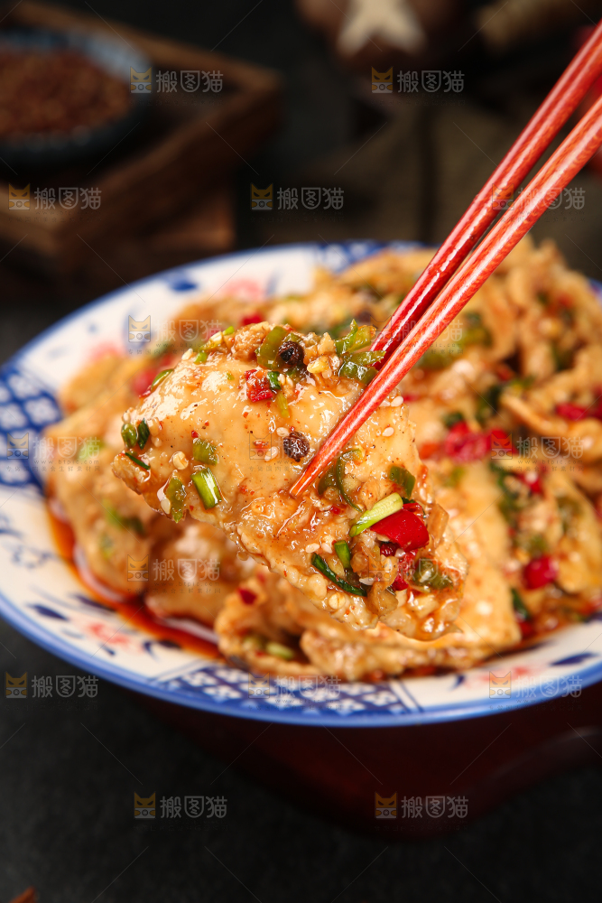 筷子上夹着水煮肉片