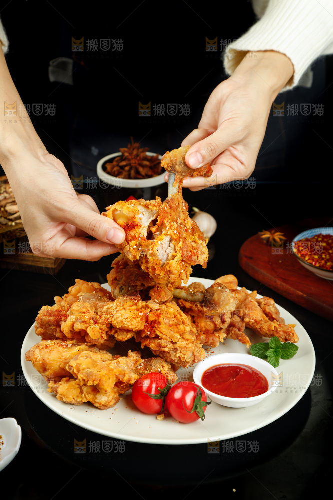 手里拿着脆皮炸鸡腿