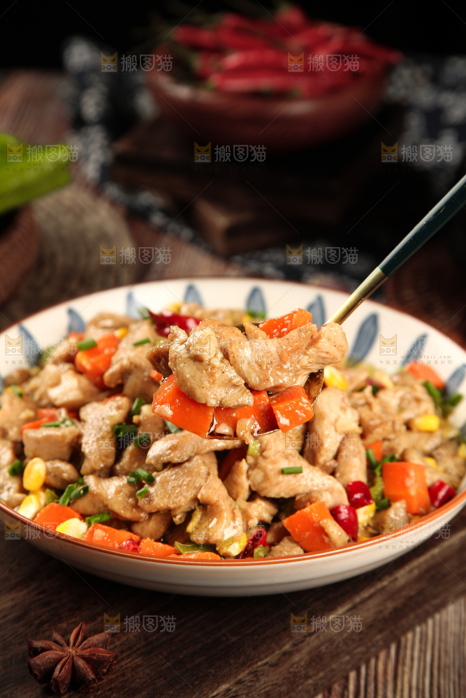 勺子上舀着炒鸡胸肉