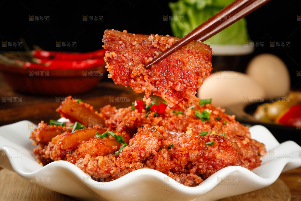 筷子上夹着蒸肉