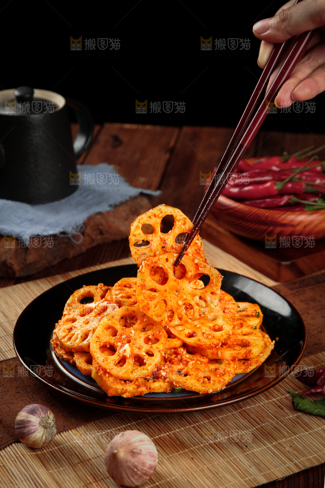 筷子上夹着爽口藕片