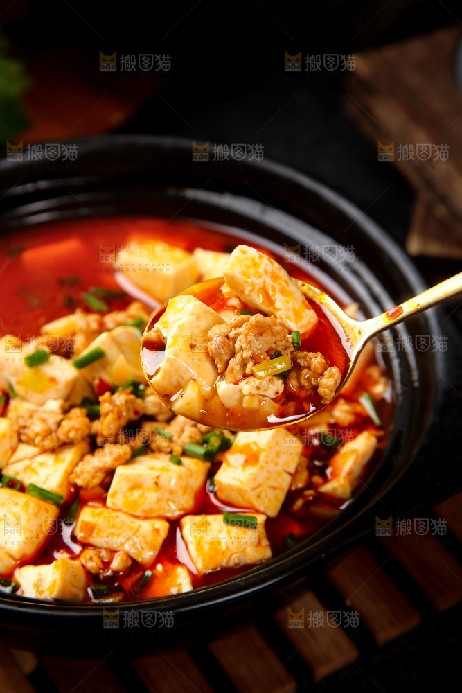 勺子上舀着肉沫豆腐