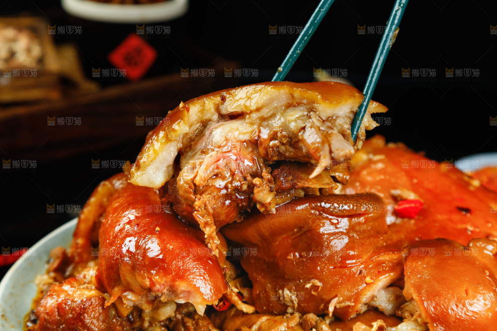筷子上夹着猪头肉