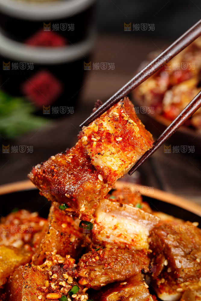 筷子上夹着烤肉